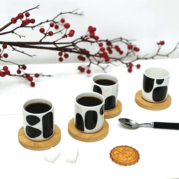 Set 4 skodelic z bambusovimi podstavki